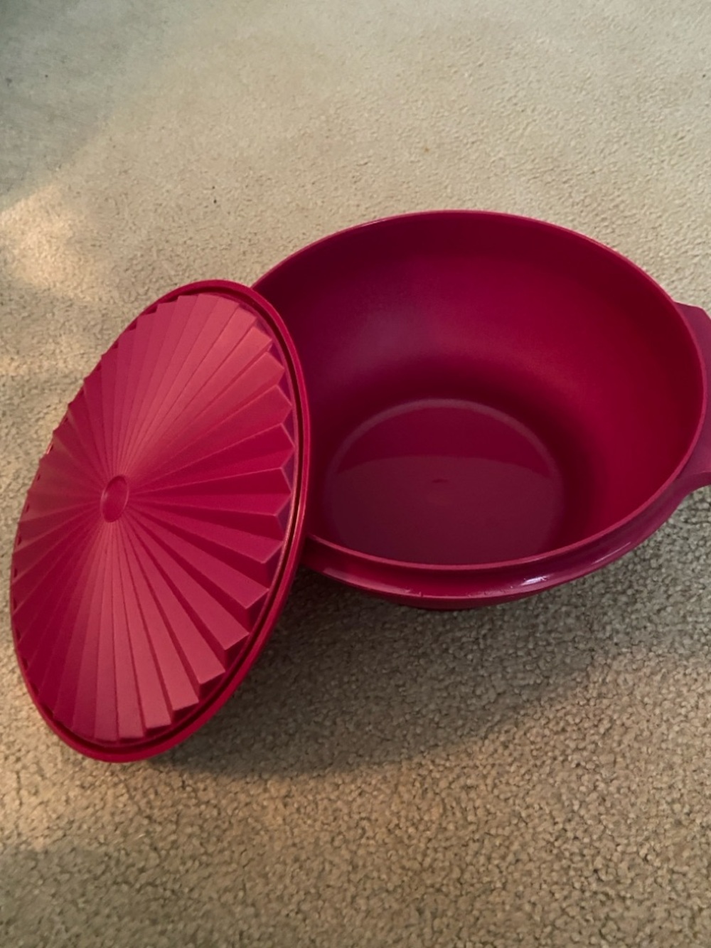 Tupperware serving bowl 17.25 cup Raspberry color - Picture 3 of 5